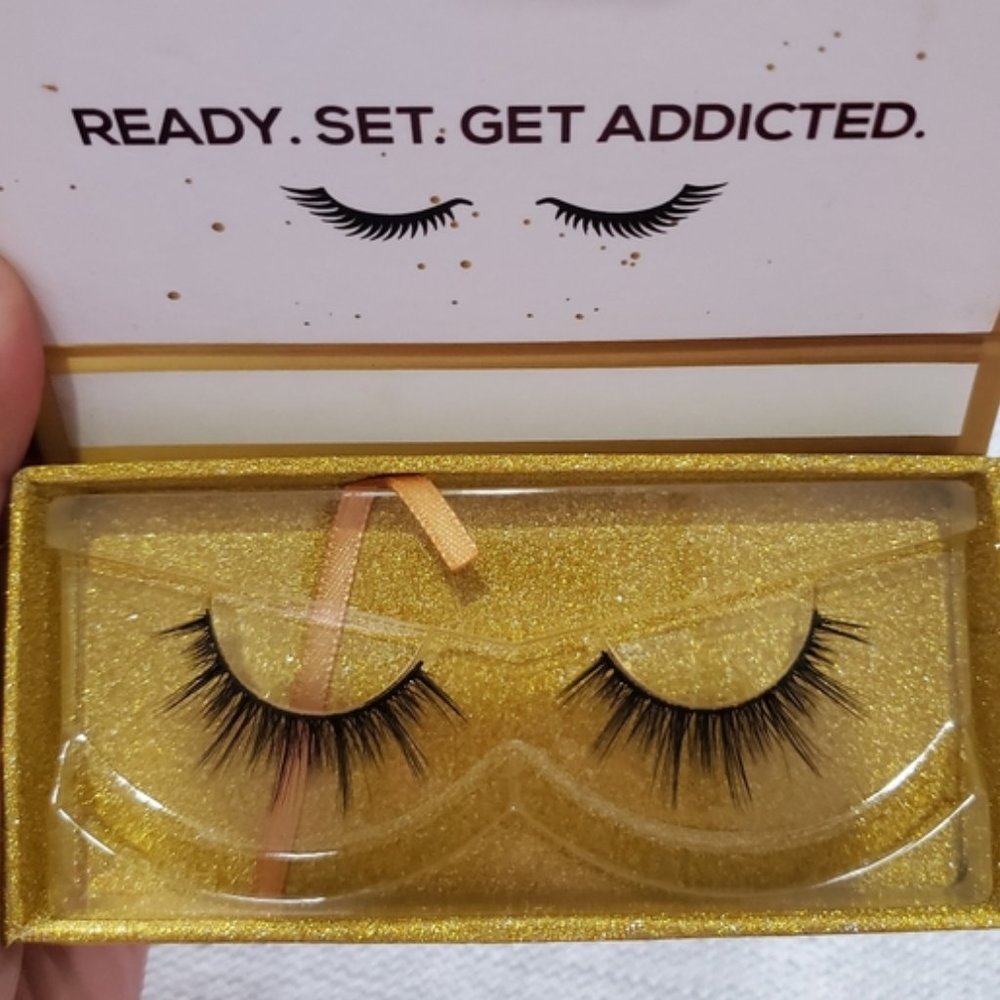 NWT LASHAHOLIC EYELASHES
